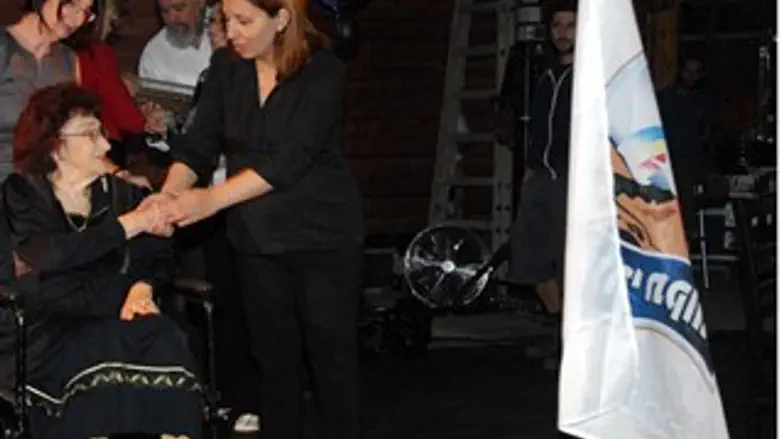 הענקת תעודת הוקרה לטובה סבוראי