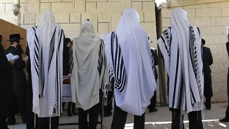 יוצאים מבית הכנסת