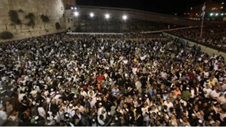 המוני מתפללים בכותל