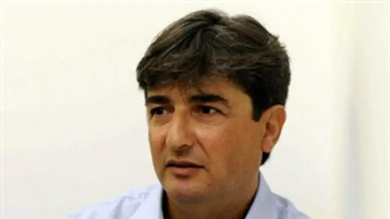 נשלח למאסר. יורם קארשי.