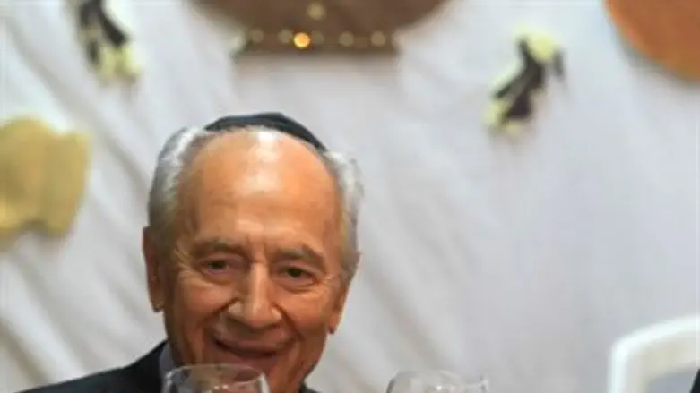 שמעון פרס בסוכתו