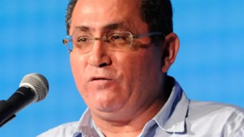 מכריז על סכסוך עבודה. עיני.