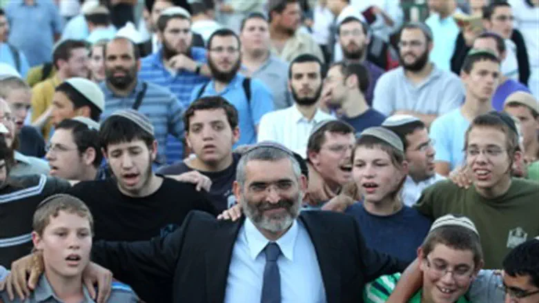 Ben Ari affixes mezuzah