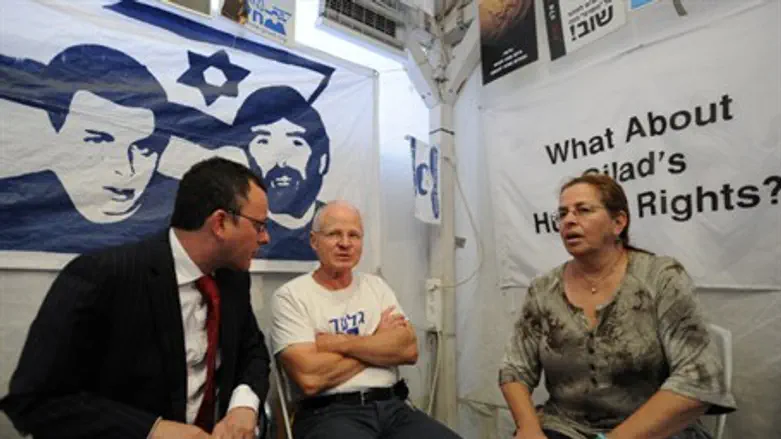 Шалит: Не вмешивайтесь!