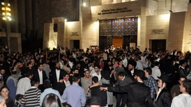 Thousands danced at Jerusalem Great Synagogue