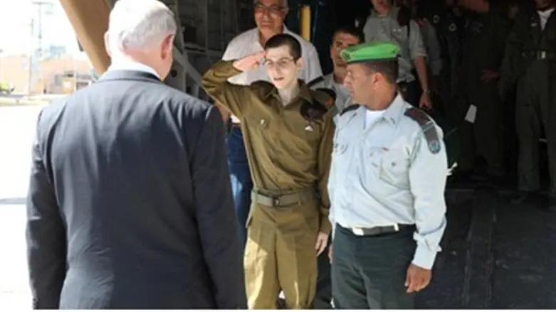 Shalit salutes Netanyahu