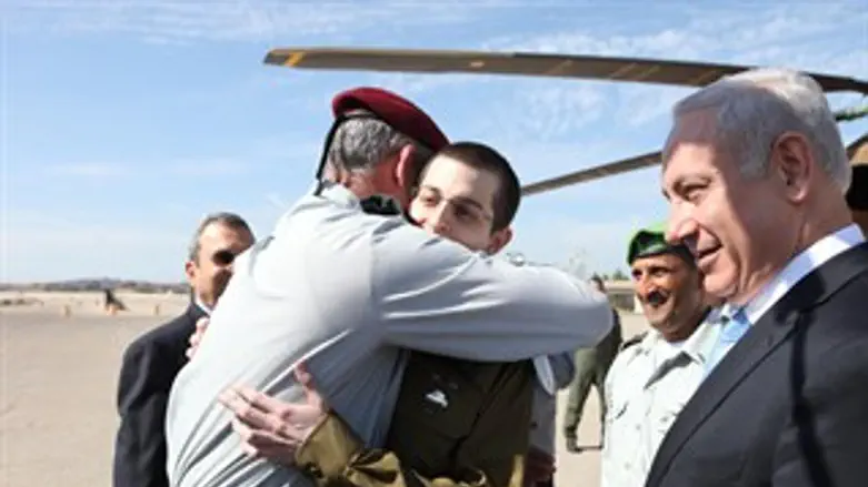 שליט יורד מהמסוק