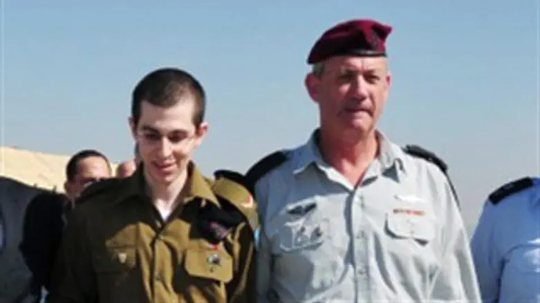 הרמטכ"ל בני גנץ וגלעד שליט 