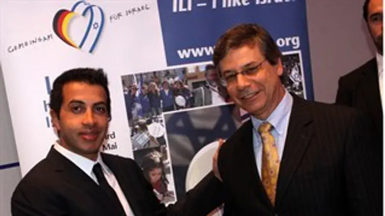 סגן השר במהלך הכנס, יחד עם מוסאב חסן יוסוף