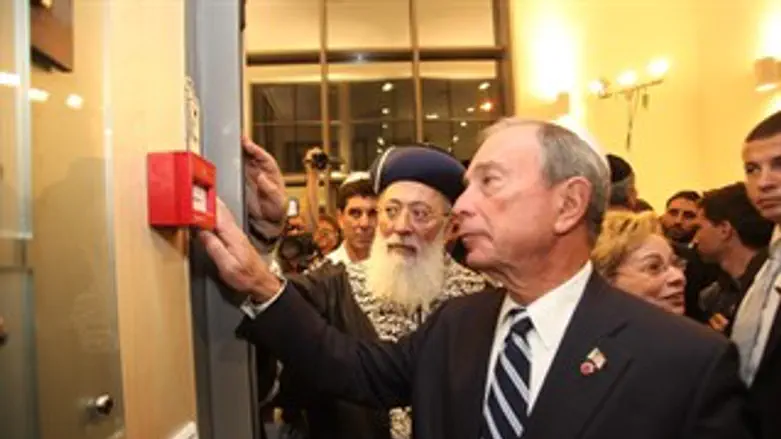 בלומברג בקביעת המזוזה בבניין מד"א החדש