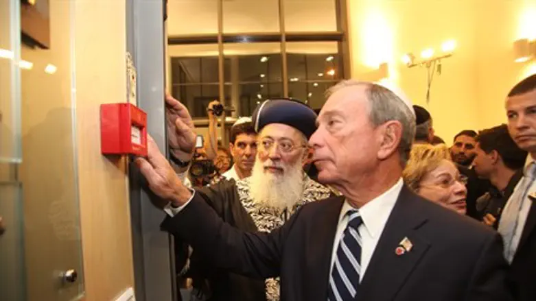 Mayor Bloomberg affixes mezuzah