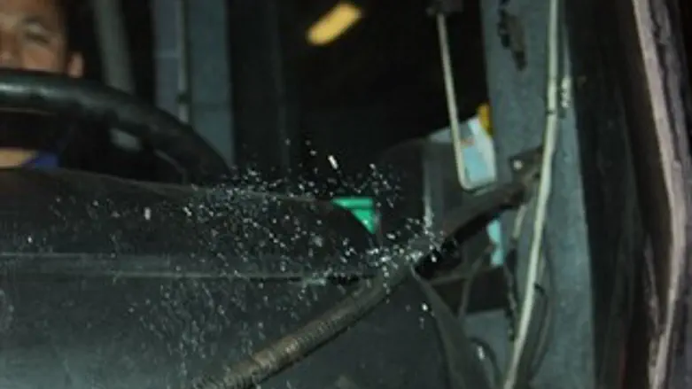 פגיעת אבן באוטובוס אגד