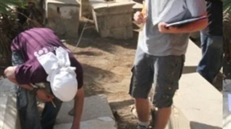 משפצים. בית העלמין ביפו