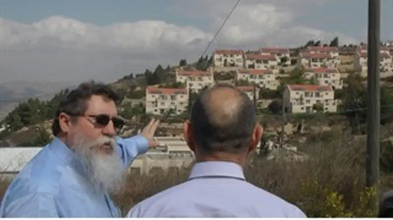 השר עוזי לנדאו וח"כ כצל'ה מתצפתים על גבעת האו