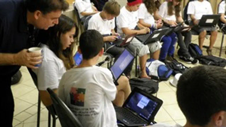 פרופ' משה פיליפ #משמאל# עם הילדים, לקראת תחיל