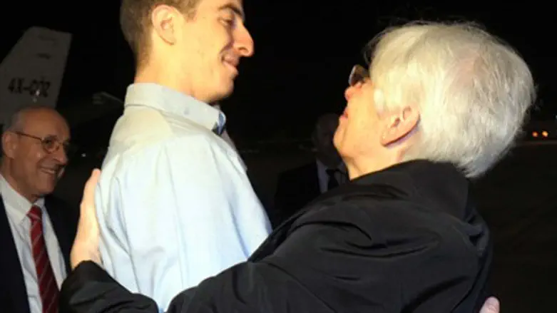 Ilan Grapel meets Mother in Israel