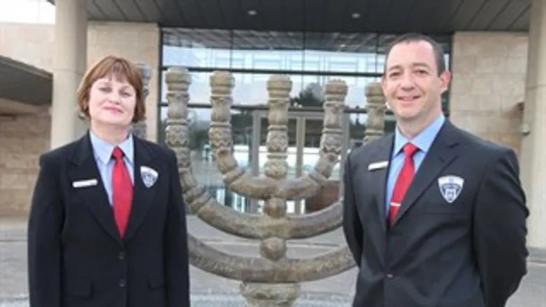 המדים החדשים של סדרני הכנסת