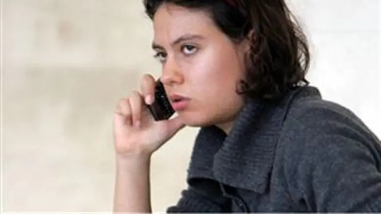 Шпионка или шкодливая девчонка?