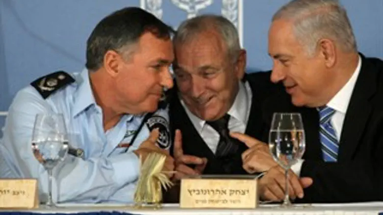 הם רציניים? נתניהו אהרונוביץ' ודנינו