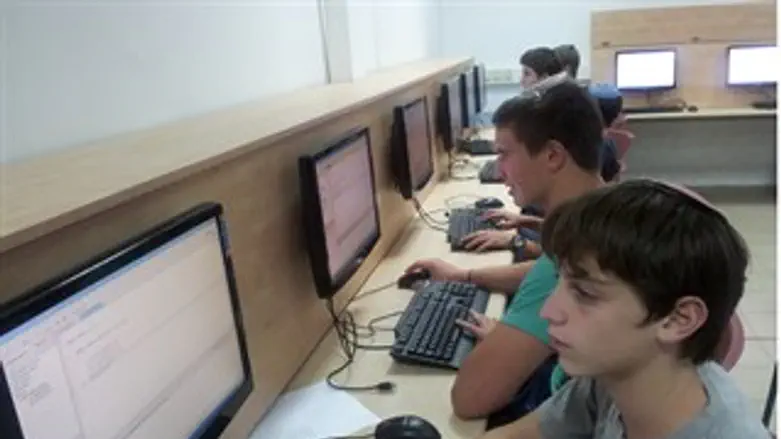 תלמידי בית הספר המדעי בכפר בתיה