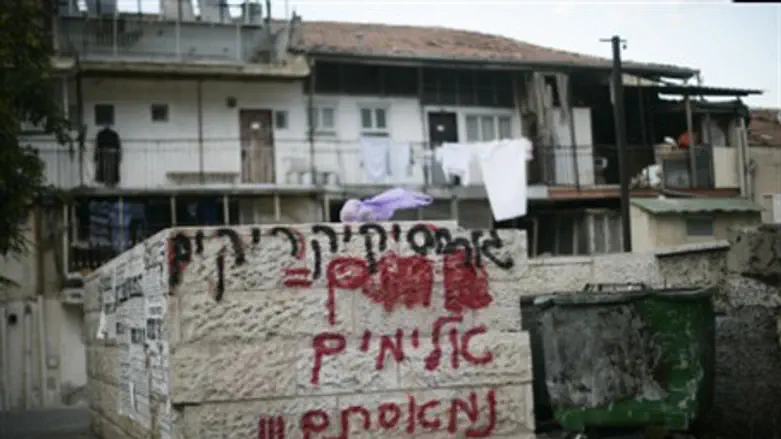 Graffiti against violence in Me'ah She'arim