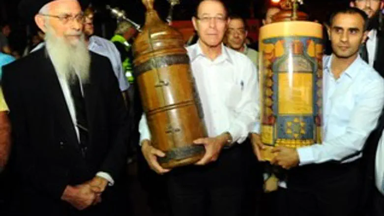 החזרת ספרי התורה לבית הכנסת