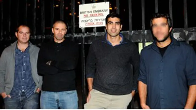 הקצינים מול שגרירות בריטניה