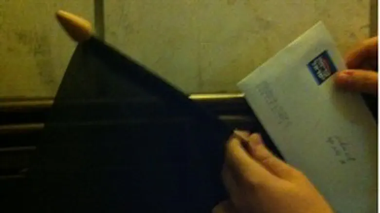 מניחים דגל ומכתב. קדימה