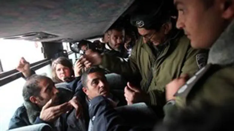 המפגינים באוטובוס