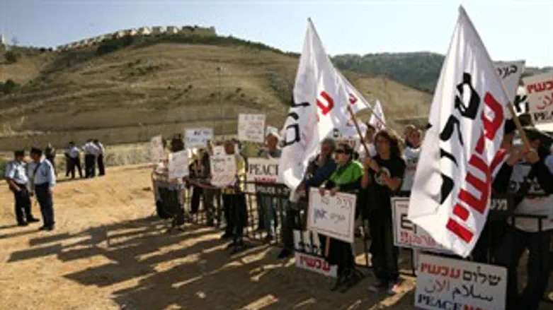 מפגינים ועותרים. שלום עכשיו