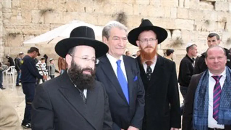 ראש ממשלת אלבניה בכותל