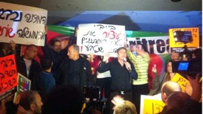 ההפגנה. הערב