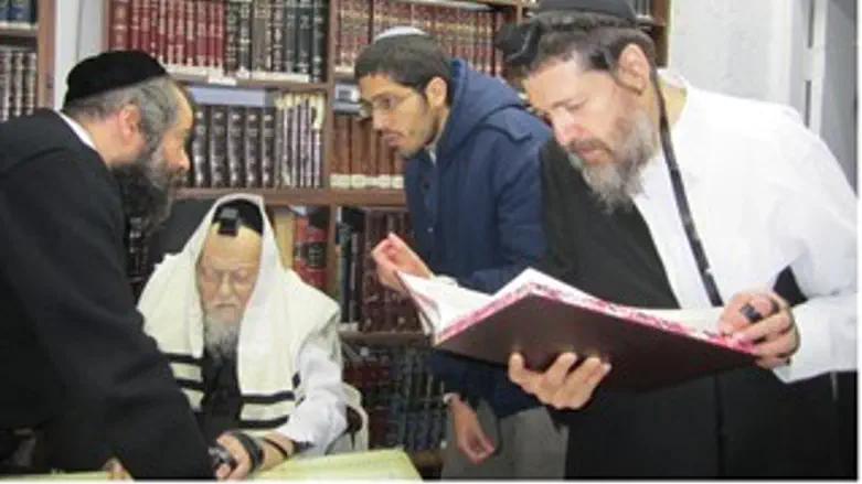 הרב אלישיב בביתו