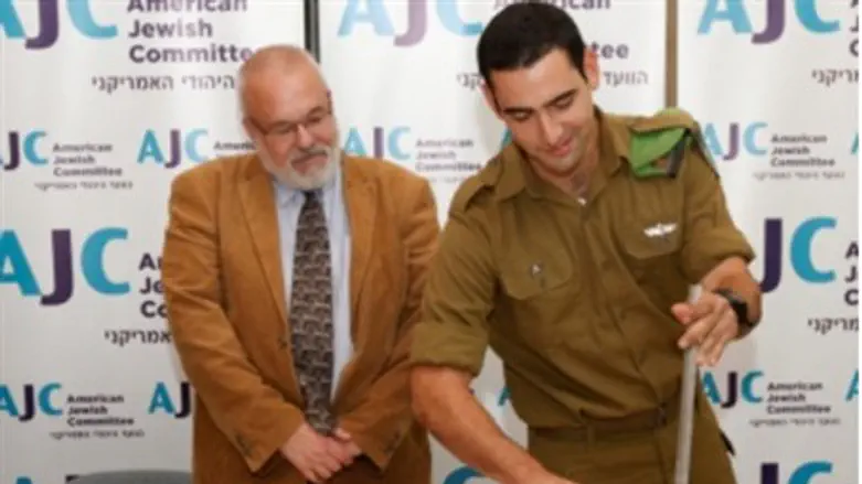 US 'lone soldier' carves Thanksgiving turkey