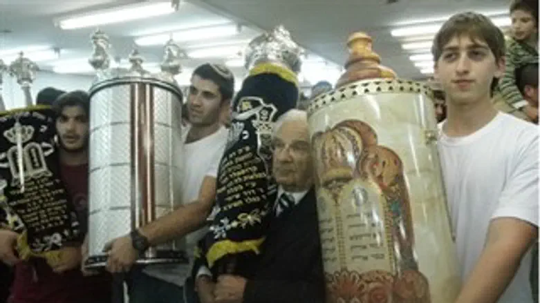 הכנסת ספר התורה לאיתמר