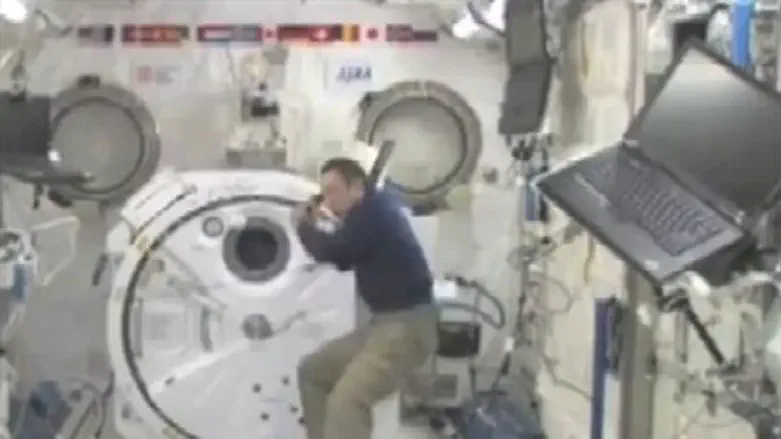 Видео: Как играть в бейсбол в космосе?