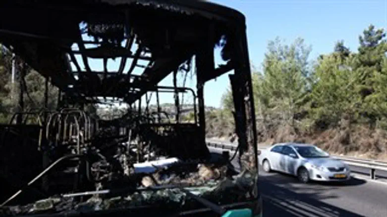 אוטובוס אגד שרוף בכביש 1