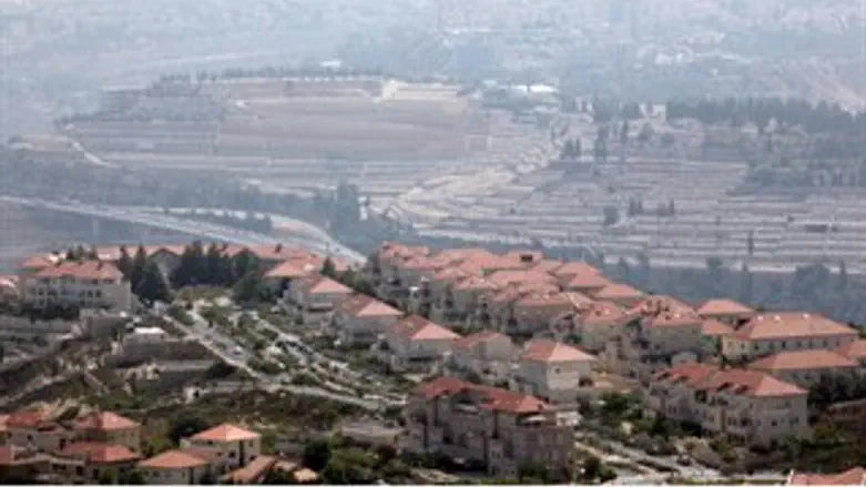 מבשרת ציון על רקע ירושלים