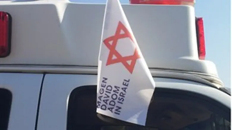 דגל מד"א על האמבולנס