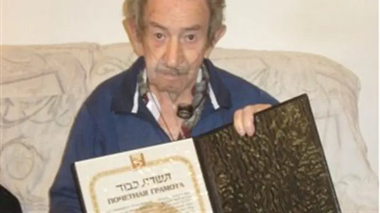 Ilya Lieberman receives his wife's award