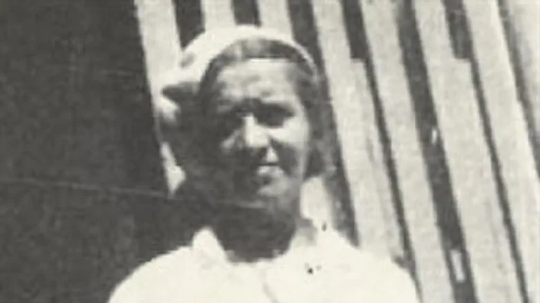 נחמה בהפסקה מעבודתה