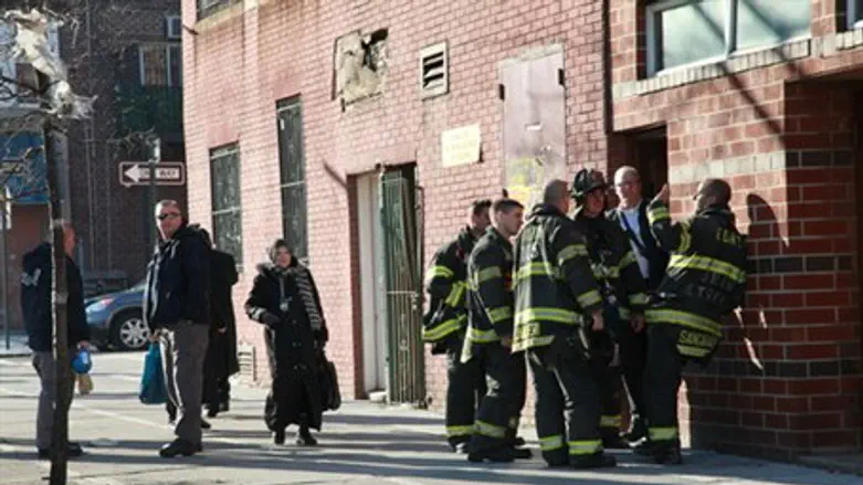 Пожарники возле '770'