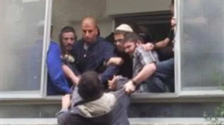 מושלכים מהחלונות