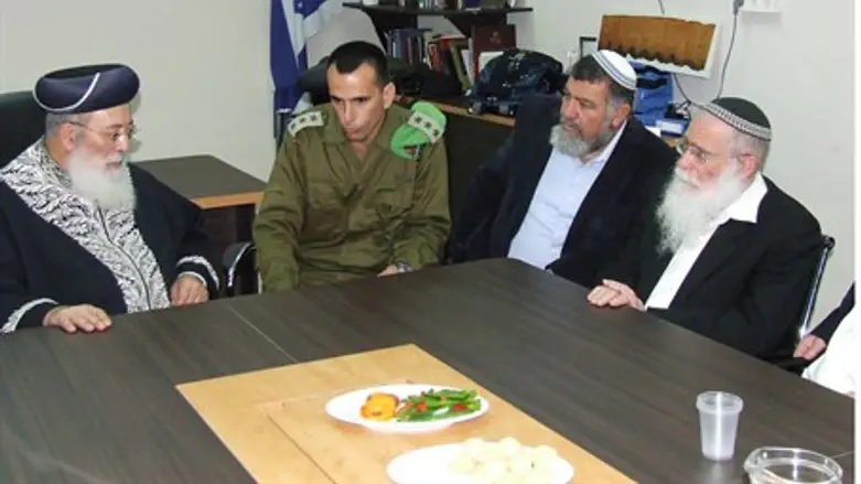Rabbi Amar with IDF Commander