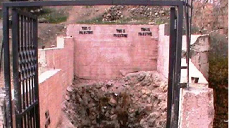 כתובות 'זו פלשתין' במעיין אברהם בחברון