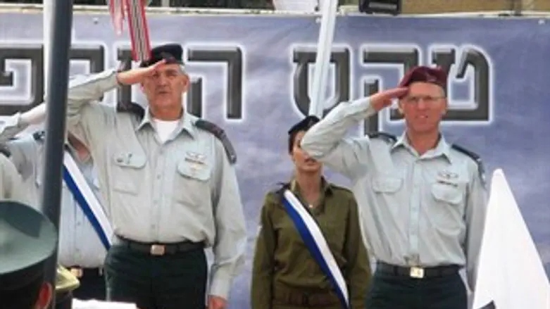 ניצן אלון עם האלוף אבי מזרחי