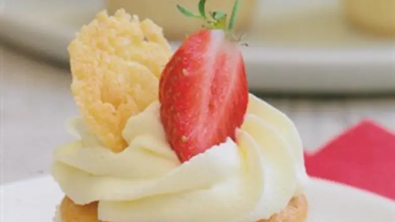 אוכל עוגה תות