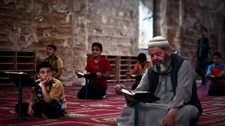 מתפלל במסגד