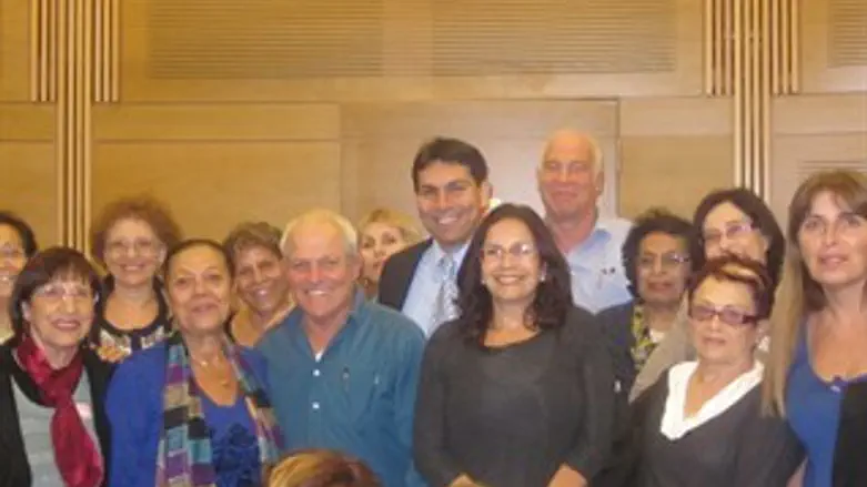 הח"כים היוזמים יחד עם האלמנות לאחר אישור החוק