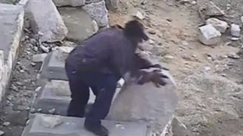 השחתה בבית הקברות בהר הזיתים